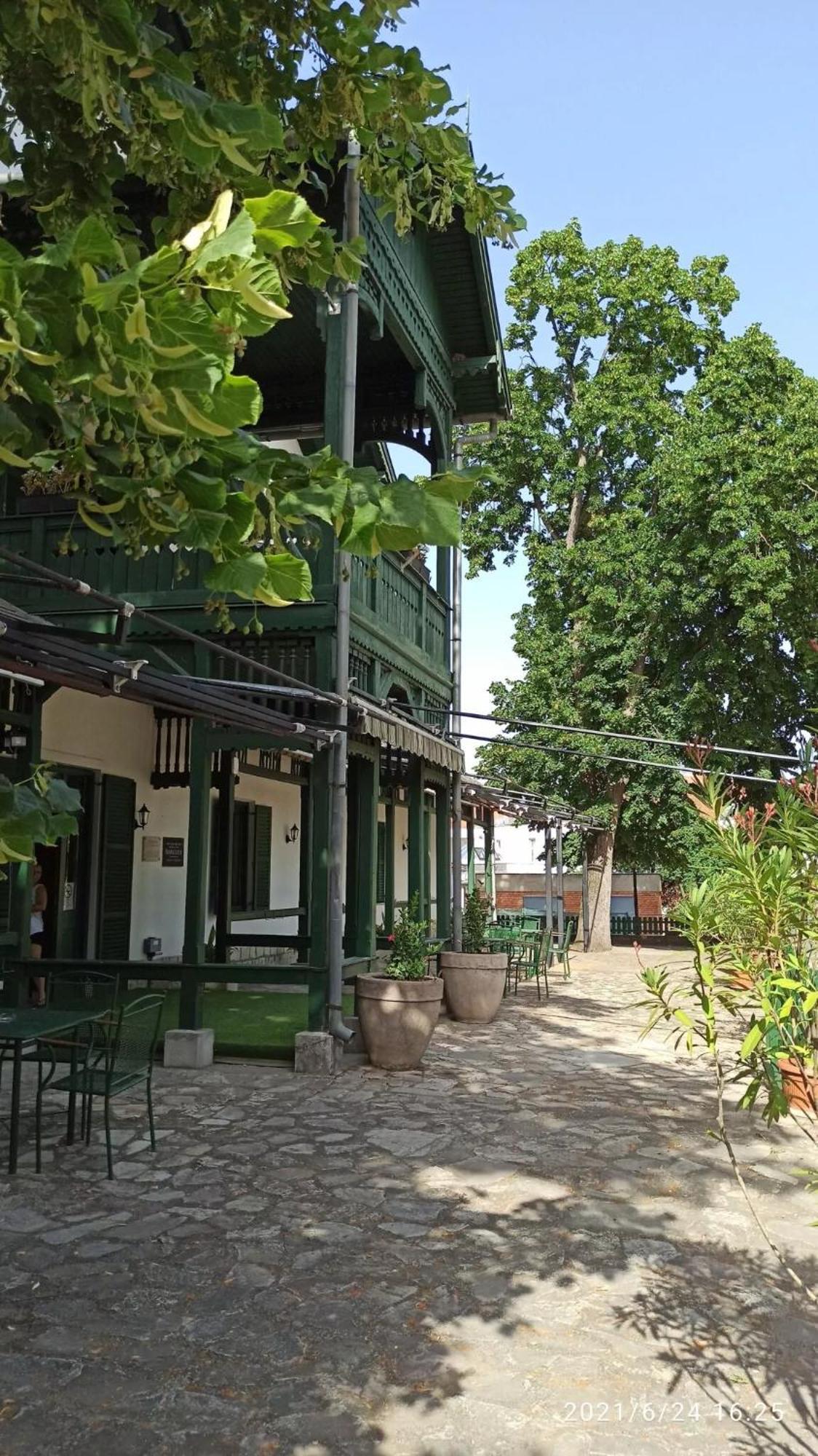 Bed and Breakfast Svajci Lak Panzio à Nyíregyháza Extérieur photo